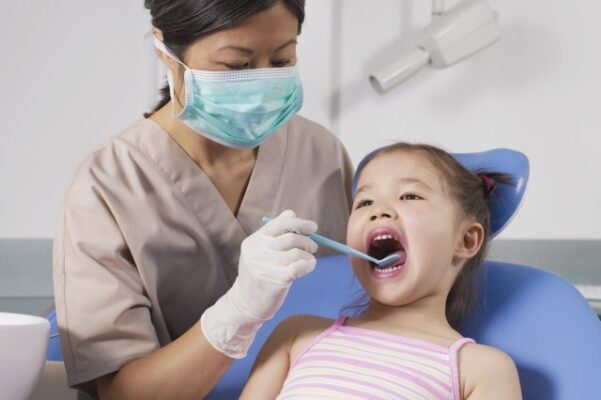 Trẻ được thăm khám để xác định tình trạng răng