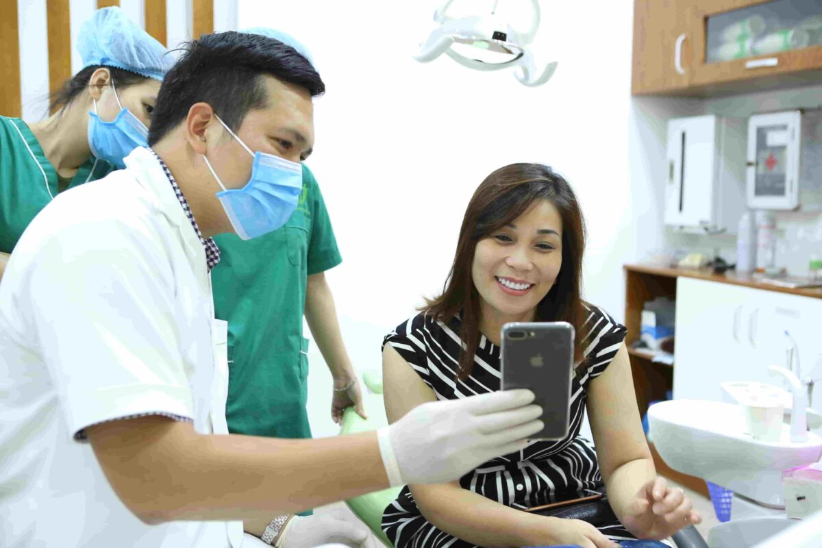 Kỹ thuật lắp răng của bác sĩ ảnh hưởng rất lớn đến độ bền của răng sứ