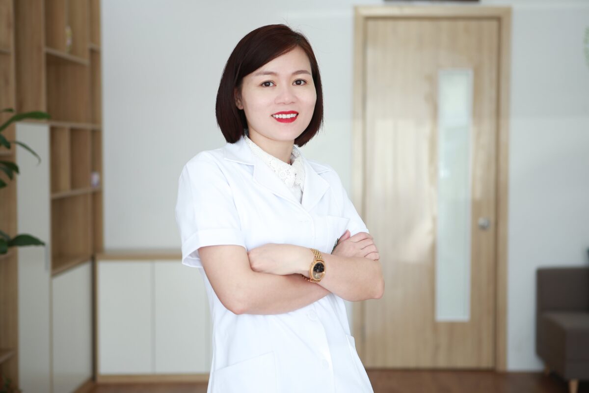 Bác sĩ Trần Thi Hồng, chuyên gia trực tiếp thực hiện bọc răng sứ cho chị Cúc