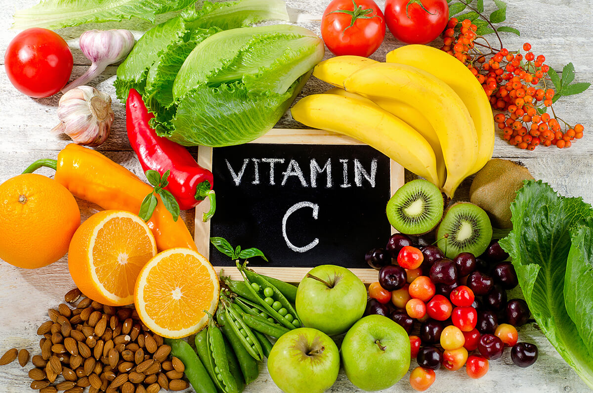 Vitamin C có nhiều trong các loại quả như ổi, cam, đu đủ, dâu tây, bông cải xanh,...