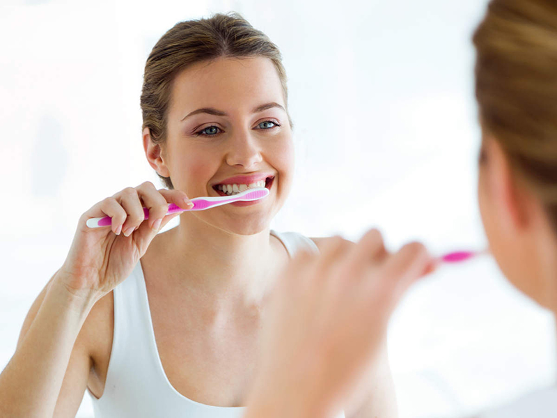 Đánh răng đúng cách, chải kỹ răng với lực vừa phải làm cho răng miệng luôn sạch sẽ, thơm tho và hạn chế răng nhiễm màu.