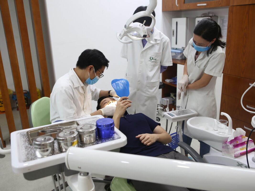  Các bác sĩ đều trực tiếp thực hiện, từ tư ván đến quá trình lắp răng