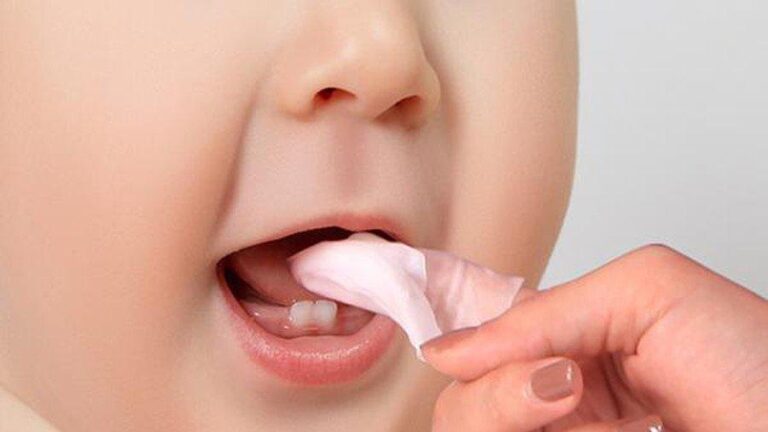 Hướng dẫn vệ sinh răng miệng cho bé 1 tuổi phụ huynh cần biết
