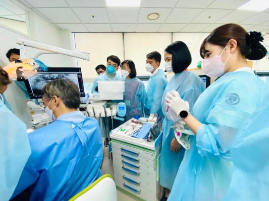 Bs Hồng cùng các bác sĩ Việt Nam thực hành công nghệ mới minivis dưới sự chỉ dẫn của các giáo sư hàng đầu Hàn Quốc
