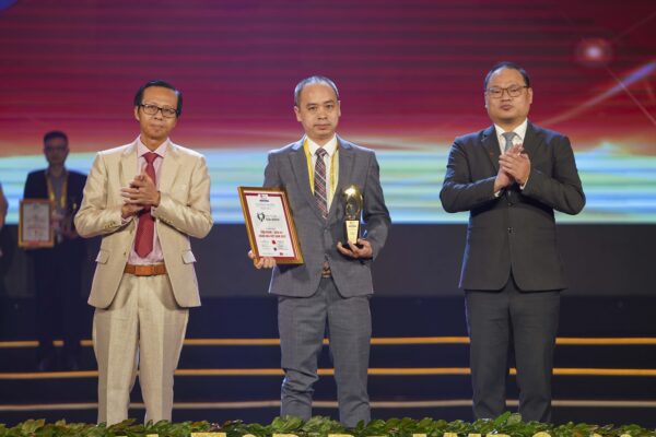 Bác sĩ Nguyễn Việt Tuyến - Đại diện Ban Giám đốc Hệ thống nha khoa Gia Đình nhận giải thưởng vinh danh 
