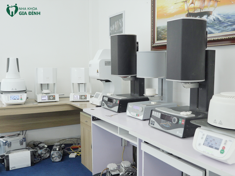 Labo (còn gọi là lab) là hệ thống các vật liệu, các thiết bị hiện đại phục vụ cho việc điều trị ở phòng khám nha khoa